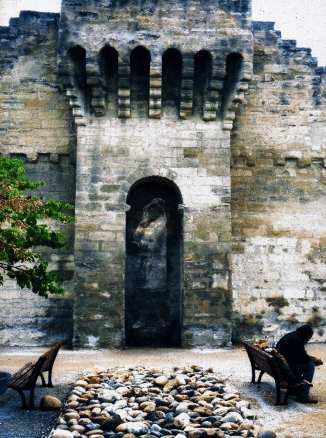 Une des Demoiselles d'Avignon fantômes et un clochard