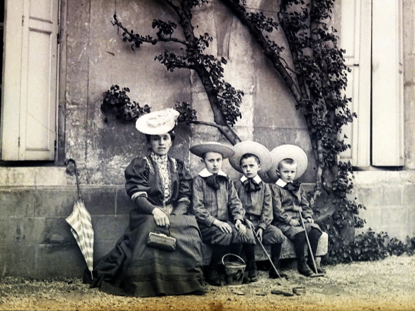 Trois garçons et leur mère