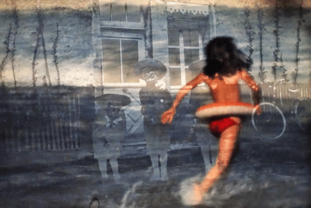 Fillette et trois garçons 